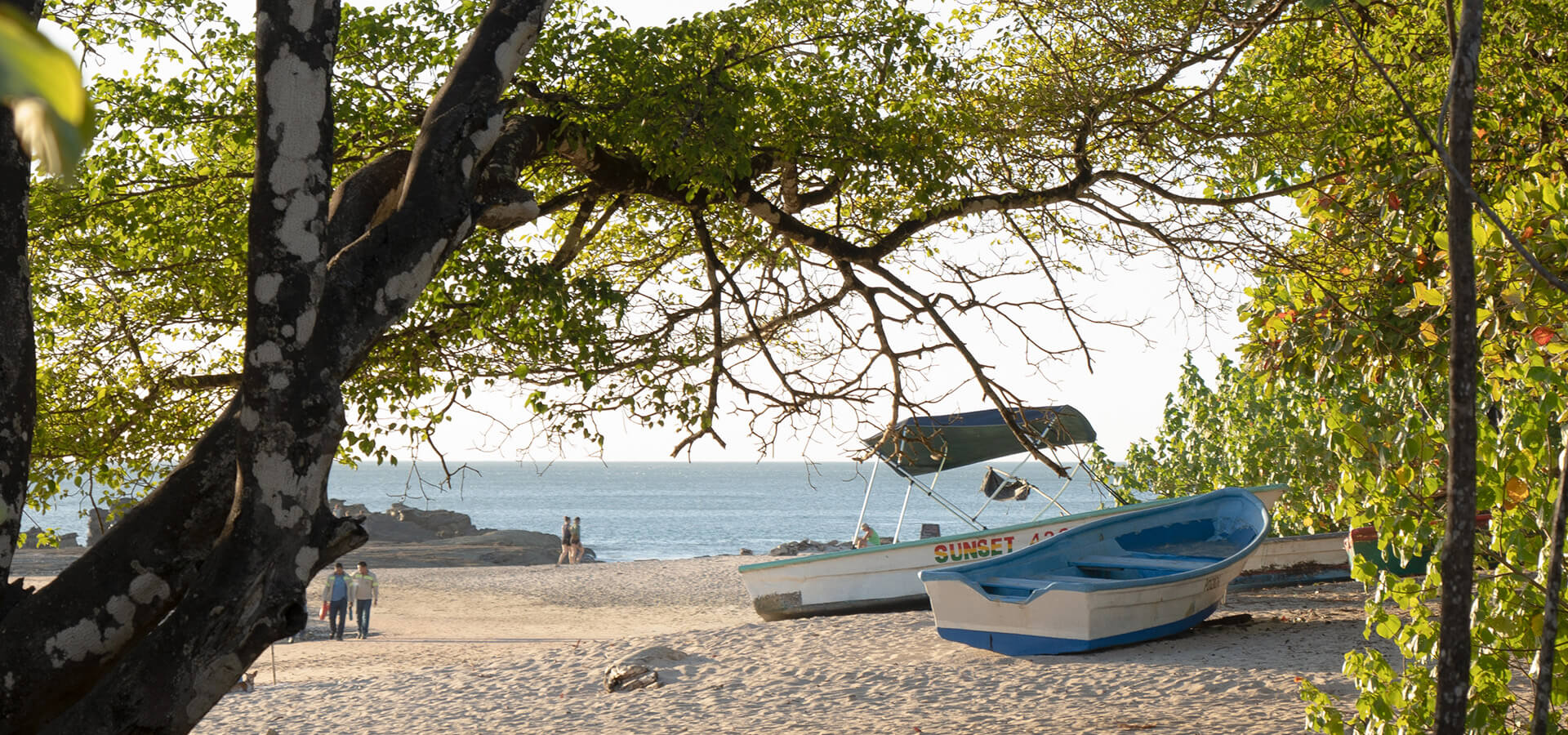 Playa Nosara con lanchas